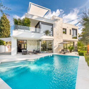 Contemporary and sophisticated villa in Casablanca, Marbella's Golden Mile