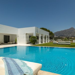 Villa with golf and mountain views in Nueva Andalucia