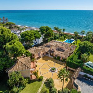 Great seafront villa in El Paraiso Barronal