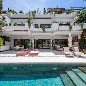 Kings Hills, Exclusivo apto. bajo dúplex con jardín y piscina privados en la Milla de Oro