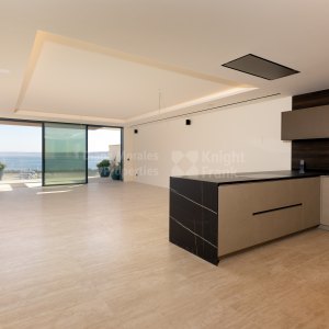 Estepona, Four-bedroom beachfront apartment with East-West orietnation