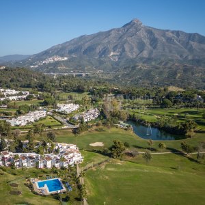 Aloha, Refurbished three bedroom top-floor apartment in Nueva Andalucia