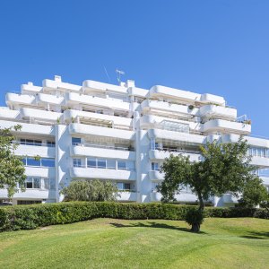 Amplio apartamento de 3 dormitorios con vistas al golf en Guadalmina Alta