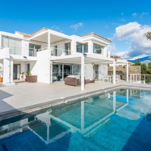 Las Lomas de Nueva Andalucia, Villa Vista: une villa moderne avec vue panoramique sur la mer