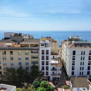 Estepona, Schlüsselfertiges Projekt für 5 Studio-Apartments mit Dachterrasse und einer Gewerbefläche