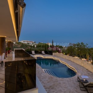 Architectural jewel in La Quinta with sea views