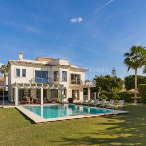 Las Chapas, Luxuriöse Villa auf der Erste Strandlinie in Marbella Ost.