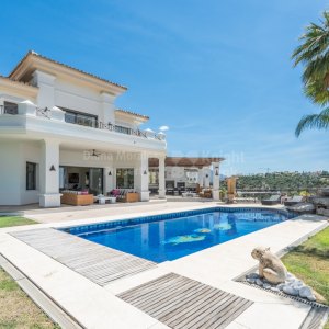 Gran villa con vistas panorámicas y al mar en primera línea de golf de Los Arqueros