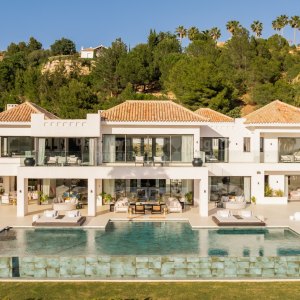 Elegancia contemporánea en plena naturaleza: Una lujosa villa en Marbella Club Golf Resort