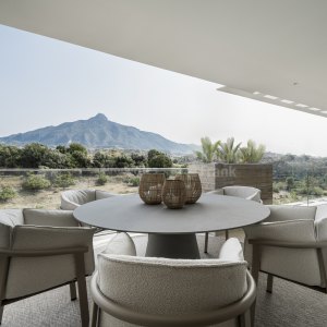 Two bedroom penthouse with swimming pool close to Aloha Golf Course