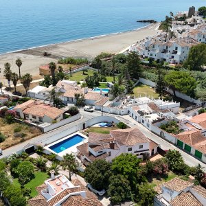 Villa en segunda línea en Bahía Dorada de Estepona