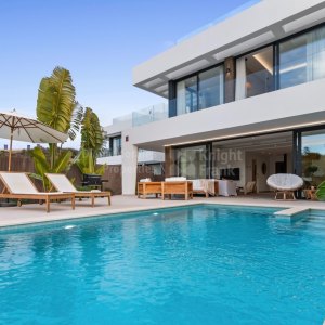 Contemporary villa with open views and flowing design in La Resina Golf