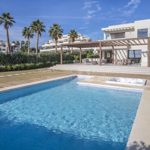 Velaya, Villa contemporánea de lujo en primera línea de playa en la Nueva Milla de Oro