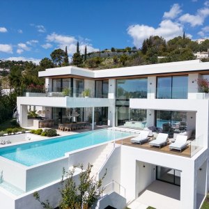 Contemporary villa with panoramic sea views in Lomas de La Quinta