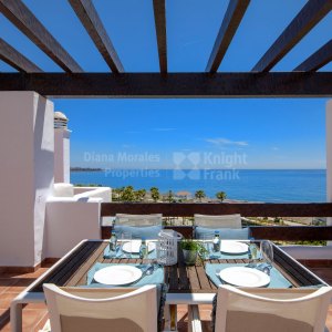 Strandnahes Duplex-Penthouse mit drei Schlafzimmern in Bahía del Velerin
