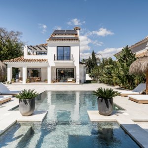 Parcelas del Golf, Villa Alba, casa contemporánea de inspiración andaluza en Nueva Andalucía