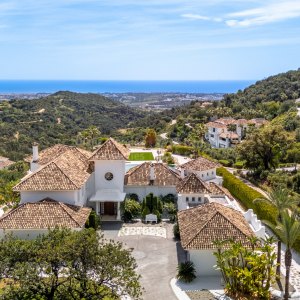 Casa Melia: Elegante villa en La Zagaleta con vistas panorámicas al mar y la montaña