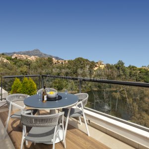 Penthouse de trois chambres à Marbella Lake avec vues panoramiques