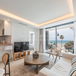 Estepona, Apartamento en primera línea de playa con vistas al mar