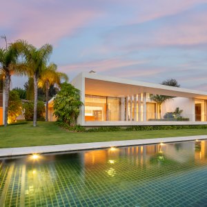 Striking six-bedroom villa facing the golf course in Finca Cortesin