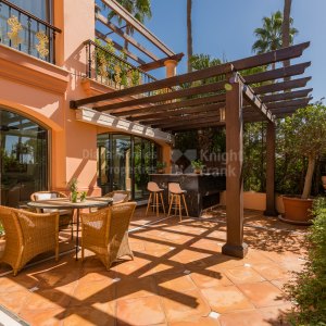 Apartamento con jardín en primera línea de mar en venta en Casa Nova