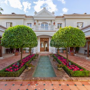 Villa en primera línea de golf con casa de invitados en La Zagaleta