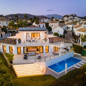 Schöne renovierte Villa in Las Brisas mit Meerblick