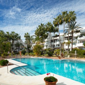 Marina de Puente Romano, Sophisticated first-floor apartment in Puente Romano