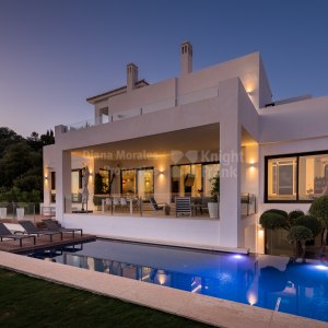 Los Altos de los Monteros, Contemporary villa with panoramic sea views