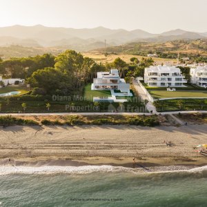 Emare, Moderne Villa in erster Linie des Strandes