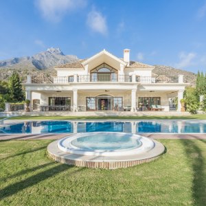 Exceptional villa for sale in Los Picos