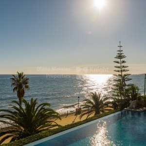Marbella Goldene Meile, Einzigartige Strandvilla in erster Reihe an der Goldenen Meile mit privaten Gästehäusern und riesigen Gärten