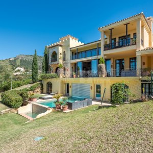 Marbella Club Golf Resort, Дом в стиле Альгамбра в престижном месте с захватывающими видами