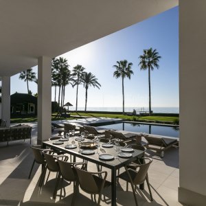 Los Monteros, Impressive frontline beach villa for rent