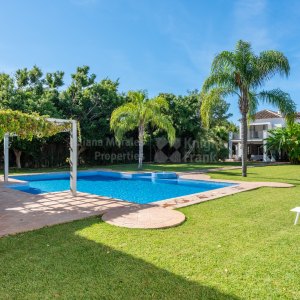 Guadalmina Baja, Fabulous villa with guest house and private padel court