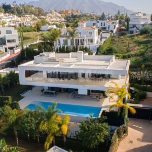 Villa with a lift in Nueva Andalucía