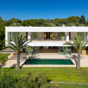 Modern style villa facing the golf course in Finca Cortesin