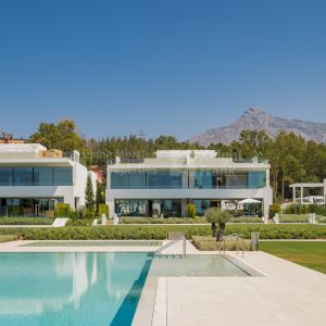 Vilas 12, Ultra modernes luxuriöses Doppelhaus in Marbellas Golden Mile