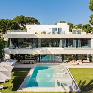 Los Monteros, Strandvilla von zwei der besten Architekturbüros Spaniens – AMES und A-cero.
