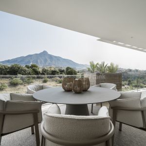 Penthouse mit zwei Schlafzimmern und Swimmingpool in der Nähe des Aloha Golfplatzes