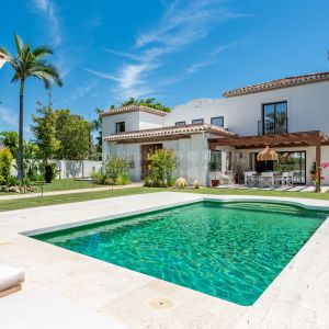 Casasola, Komplett renovierte Villa 350 m vom Strand entfernt