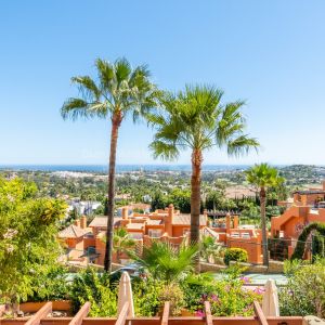 Luxuriöses Penthouse mit Panoramablick in Les Belvederes, Nueva Andalucía