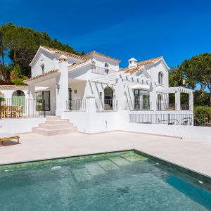 Villa renovada con espectaculares vistas al mar en El Madroñal, Benahavís