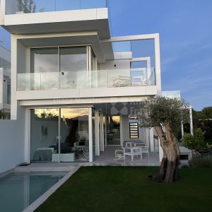 Valdeolletas, Familienhaus in einer Wohnanlage mit acht Einheiten nahe dem Zentrum von Marbella