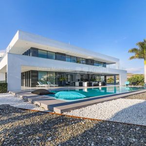 Villa contemporánea con spa y piscina infinita en Los Flamingos