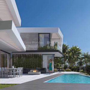 Calahonda, Villa orientada al sur de cinco dormitorios, a 200 metros de la playa