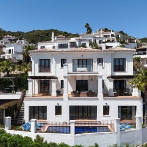 Benahavis Hills Country Club, Five-bedroom villa with panoramic views of the sea and the mountains