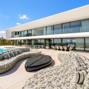 Sotogrande Alto, Moderna y luminosa villa de 6 dormitorios con vistas al golf y al mar