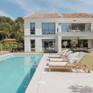 Modern home near golf courses and amenities in Los Arqueros