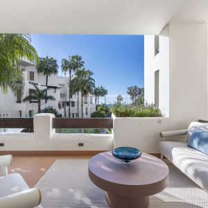 Bahía del Velerín, Beachfront three bedroom first-floor apartment in East Estepona